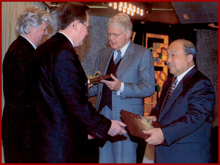Mr. Shi Guangsheng, Minister of Foreign Trade and Economic Cooperation of China, receives the book in Chinese and Ólafur Ragnar Grímsson in English